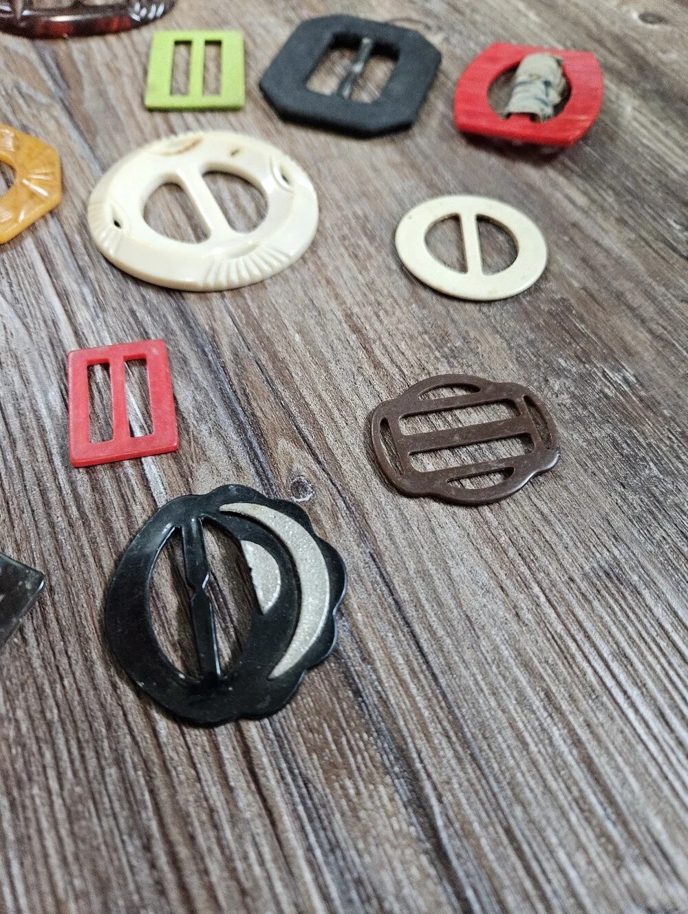 14 Vtg Plastic Belt Scarf Buckles Various Colors Sizes Red Black Yellow White Cl